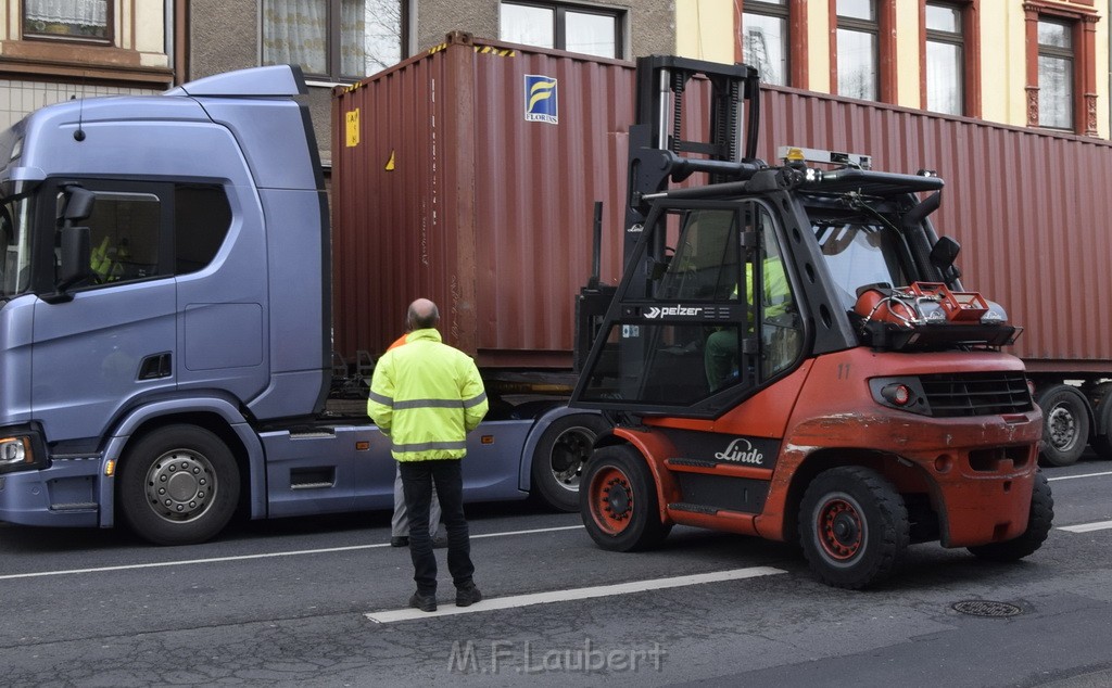 LKW gegen Bruecke wegen Rettungsgasse Koeln Muelheim P43.JPG - Miklos Laubert